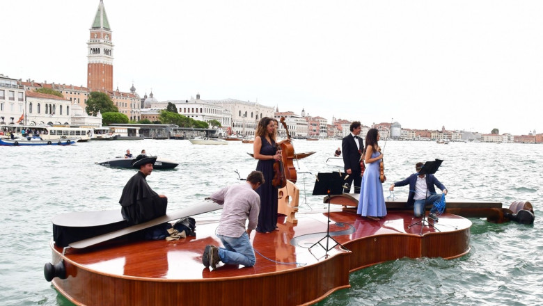 Momente inedite în Veneția. Omagiu adus victimelor Covid pe o barcă imensă în formă de vioară - barcavioara-1632241490.jpg