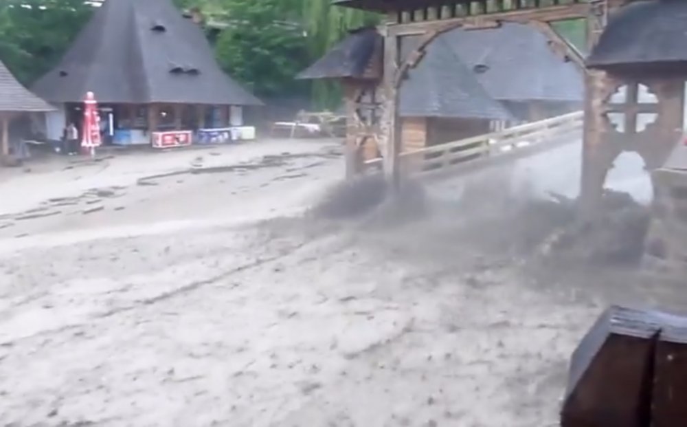 VIDEO / Mănăstirea Bârsana, lovită de inundații. Credincioșii, evacuați cu excavatorul din calea viiturii - barsana-1530372651.jpg