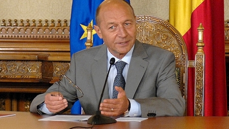 Președintele Traian Băsescu critică bancherii - VIDEO - base-1312904011.jpg