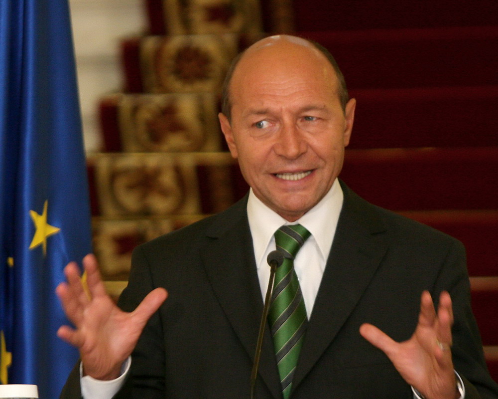 Băsescu: Prioritatea pe linia reformelor se menține și în 2012; voi continua să fiu un partener activ al Guvernului - basescu-1326966511.jpg