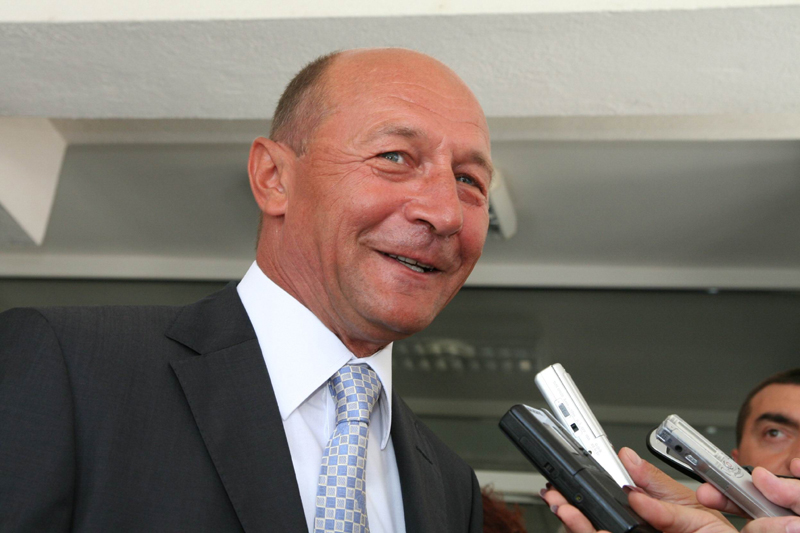 Băsescu îi propune lui Iohannis  să supună referendumului  și Parlamentul  cu 300 de membri - basescu-1487171448.jpg