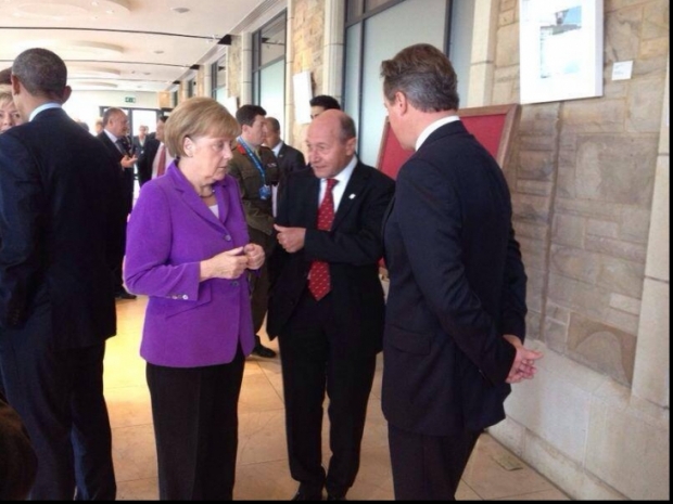 Traian Băsescu a discutat cu președintele SUA, Barack Obama, la summitul NATO - basescu143516200-1409907499.jpg