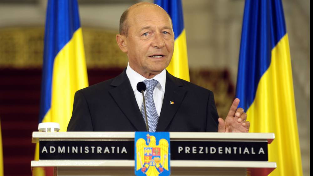 Traian Băsescu și-a decorat consilierii prezidențiali - basescudecorare-1417780426.jpg