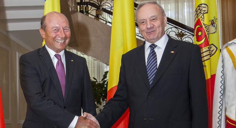 Băsescu împinge Moldova de la spate în UE - basescuimpinge-1395253446.jpg