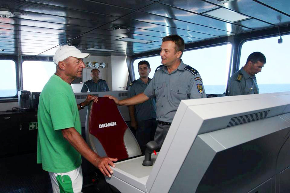 Traian Băsescu, la bordul  navei amiral a Gărzii de Coastă - basesculabordulnaveistefancelmar-1375019409.jpg