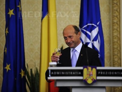 Traian Băsescu: 2012 să reînvie optimismul și credința că putem reuși rămânând solidari cu destinul națiunii - basescupaharrazvanchirita-1325347208.jpg