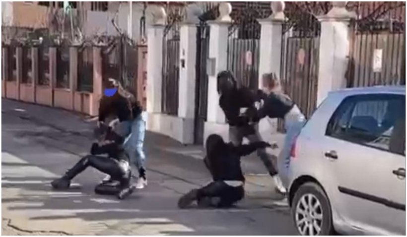 Mai multe eleve filmate când se băteau în mijlocul străzii, în faţa şcolii, la Focşani - bataie-1644499529.jpg