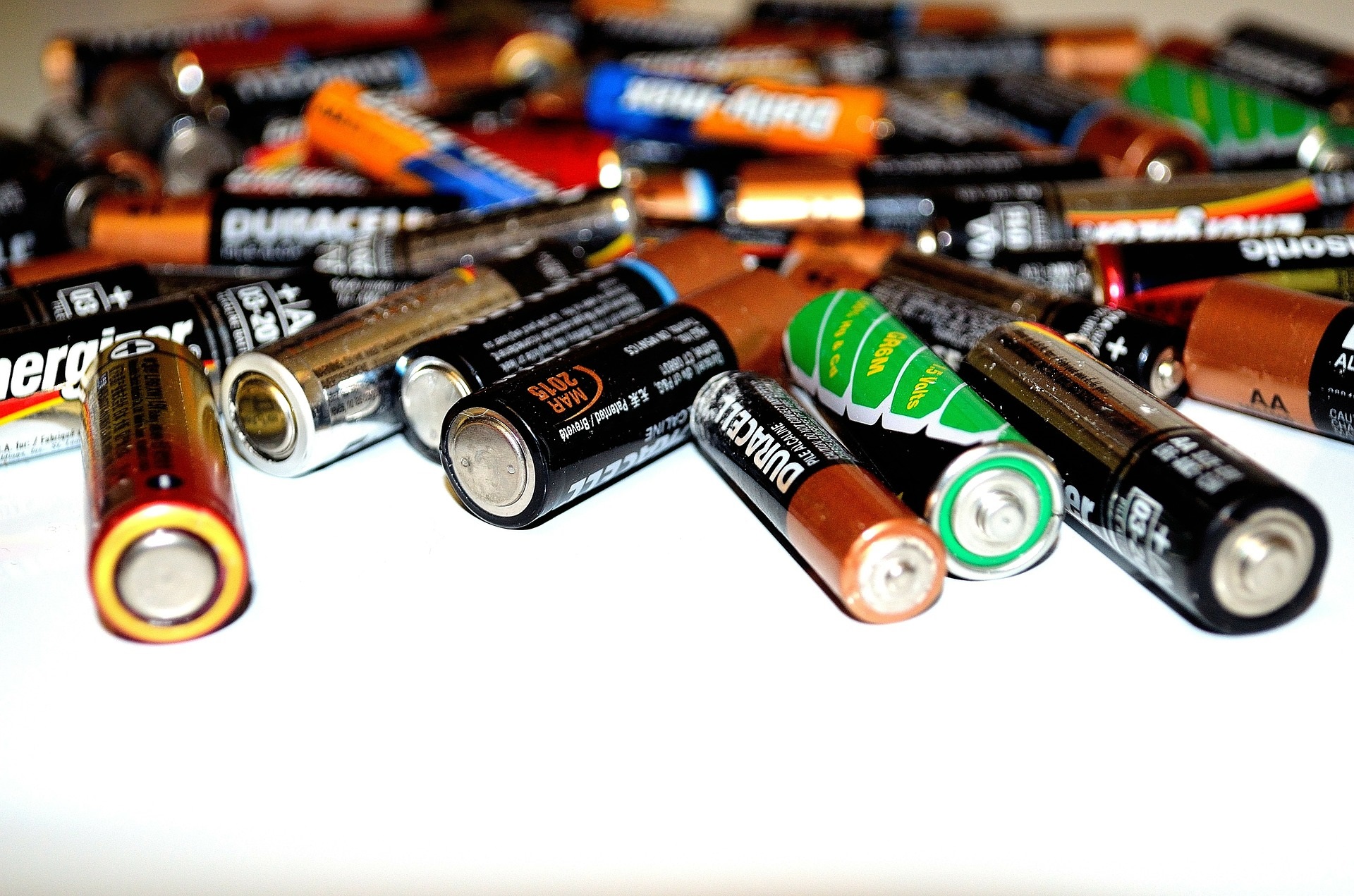 Bateriile și acumulatorii vechi nu se mai pot arunca la gunoi: Reguli noi pentru reciclare - baterii-1708276809.jpg
