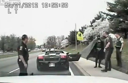Doi polițiști americani l-au oprit pe Batman în trafic! / Video - batman-1333267871.jpg