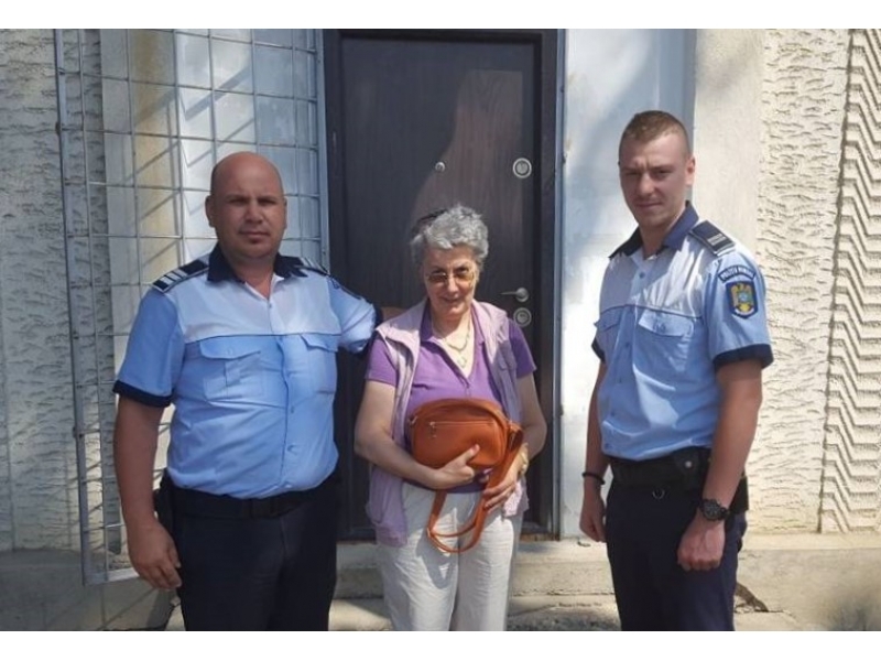 Gest impresionant făcut de doi polițiști pentru o femeie de 63 de ani - batrana-1504003466.jpg