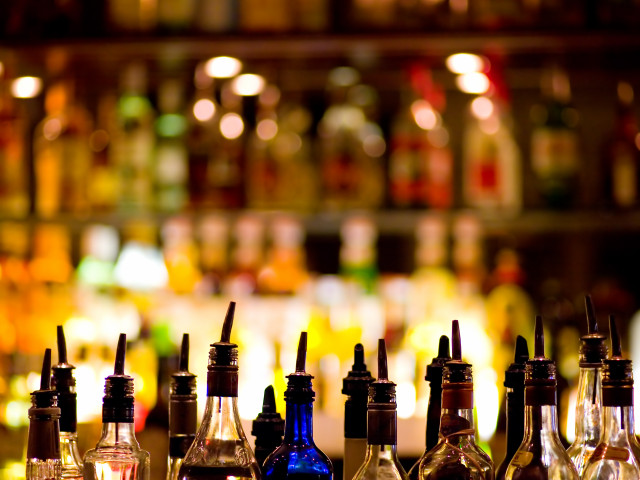Local din Vama Veche, amendat pentru că vindea băuturi alcoolice minorilor - bautura-1656844273.jpg