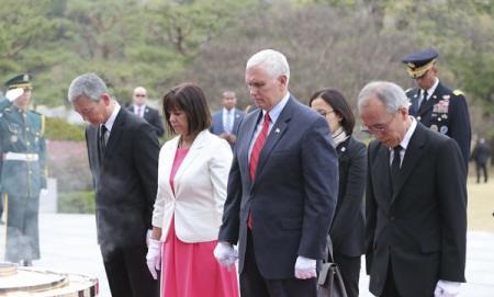 Vicepreședintele american Mike Pence, în vizită în Coreea de Sud - bbb-1492335965.jpg