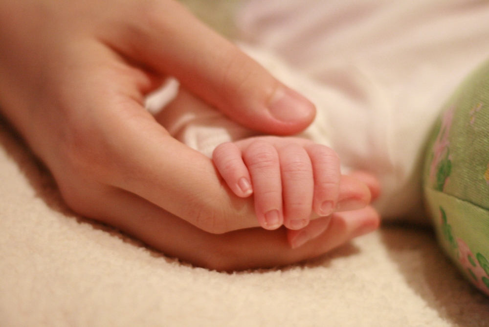 Caz straniu la o maternitate din Iași: un bebeluș s-a născut cu coadă - bebelus-1347092994.jpg