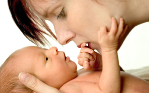 Nou-născuții expuși la HIV au nevoie de ajutorul tău - bebelusihiv-1344441766.jpg