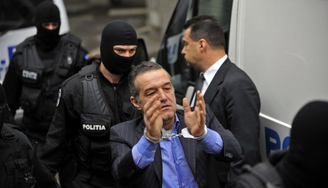 Gardienii lui Gigi Becali, ANCHETAȚI pentru că l-au filmat în închisoare! - becali1369109284-1378103969.jpg