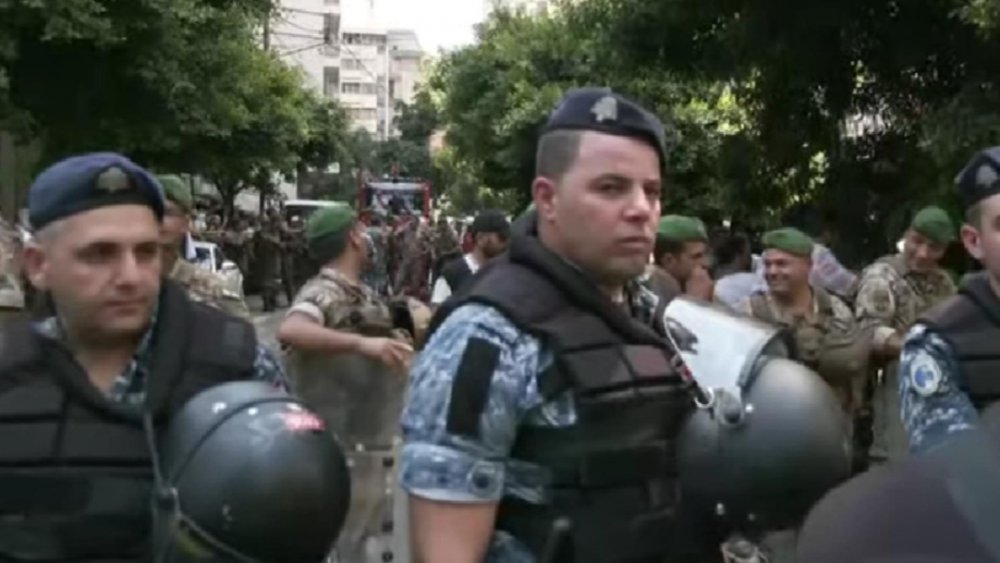 Angajații unei bănci din Beirut, luați OSTATICI și amenințați cu pistolul - beirut-1660234613.jpg