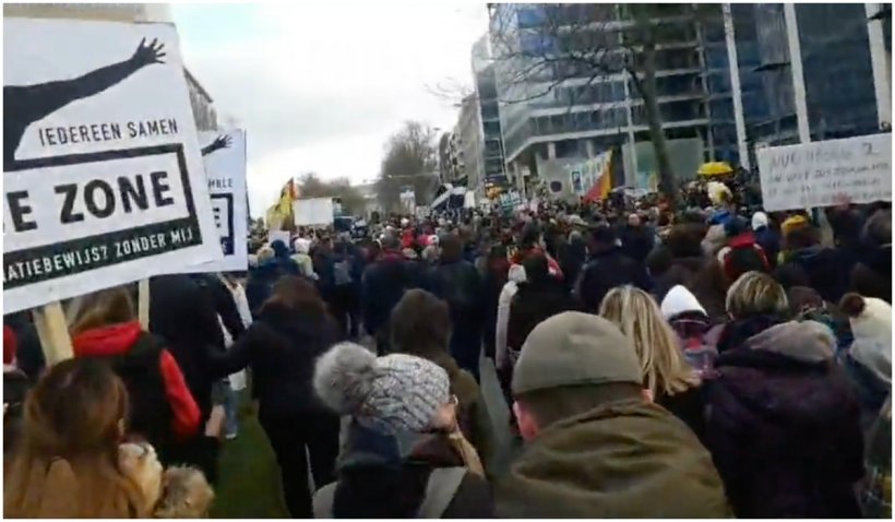 VIDEO: Belgienii ies în stradă la Bruxelles pentru a manifesta împotriva noilor măsuri sanitare - belgia-1641738402.jpg