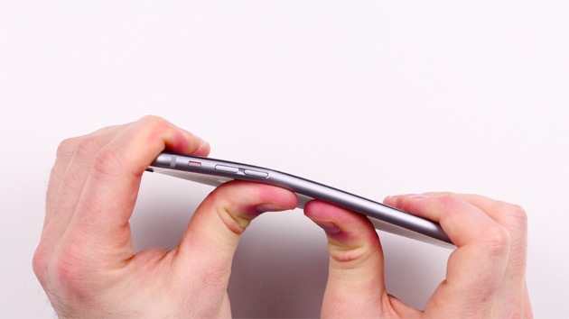 Reclamații către Apple: iPhone 6 se îndoaie în buzunar! - bentgateiphone6flexibilthumb-1411545336.jpg
