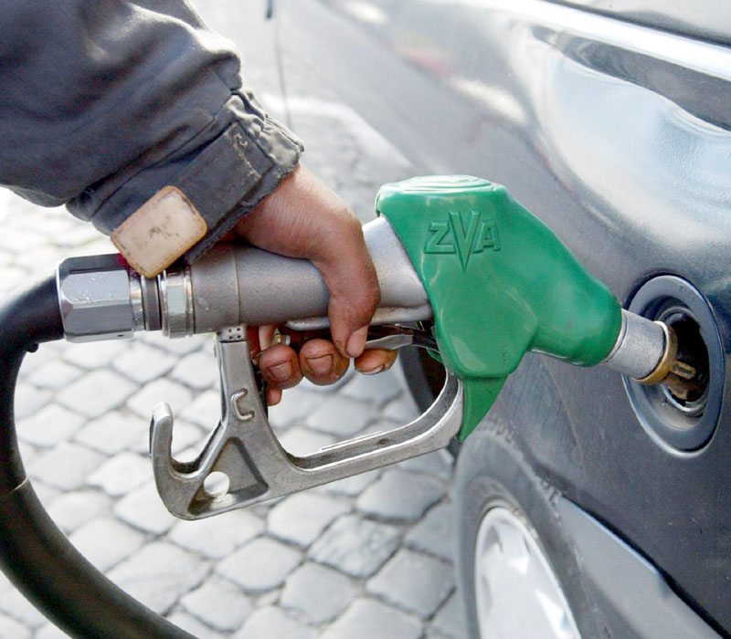 Prețul benzinei  a trecut de 2 euro,  în Italia - benzina-1345725369.jpg
