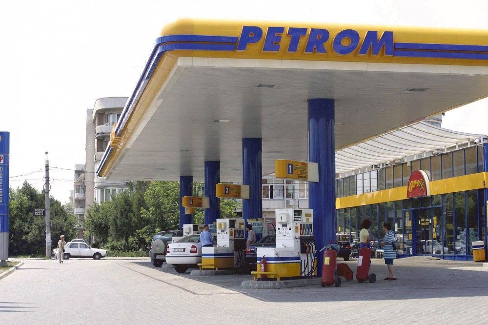 Petrom ieftinește benzina la noapte - benzina-1347982877.jpg