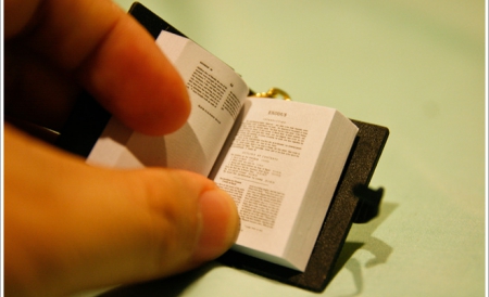 O editură din Buzău a realizat o Biblie de dimensiunile unei cutii de chibrituri - biblie-1321184215.jpg