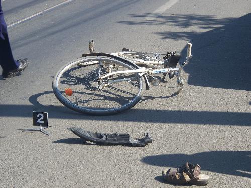 Biciclist lovit  de o mașină,  în zona Far - biciclist-1336062776.jpg