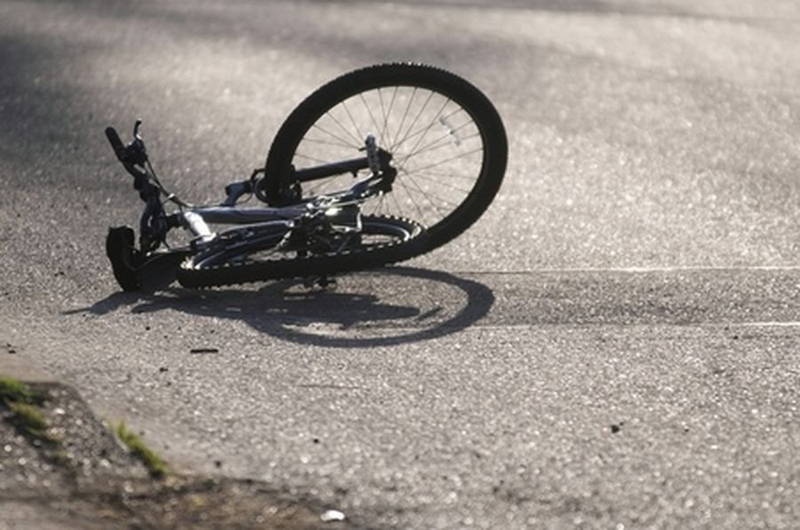 Biciclist lovit de mașină pe bulevardul I.C. Brătianu - biciclistlovitdemasina-1429200588.jpg