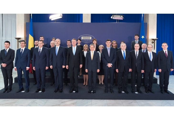 Decizia premierului Cioloș după erorile din poza de grup a Guvernului - bigmandatguvern1-1448184034.jpg