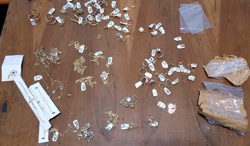 Peste 200 grame bijuterii din aur, confiscate de polițiștii de frontieră, la Vama Veche - bijuterii-1526403258.jpg