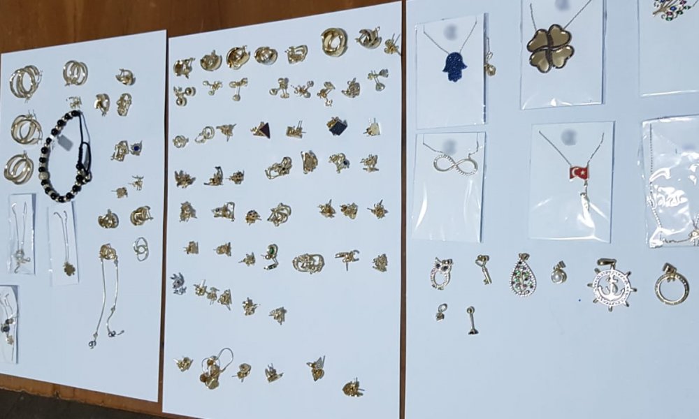 Bijuterii de aur, fără documente legale, confiscate de polițiștii de frontieră din Vama Veche - bijuterii-1551945943.jpg