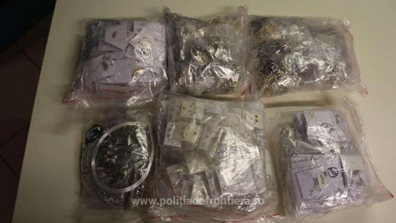 Femeie prinsă cu 19 kg de bijuterii ascunse în bagajul de mână pe Aeroportul Otopeni - bijuterii-otopeni-1707049974.jpg