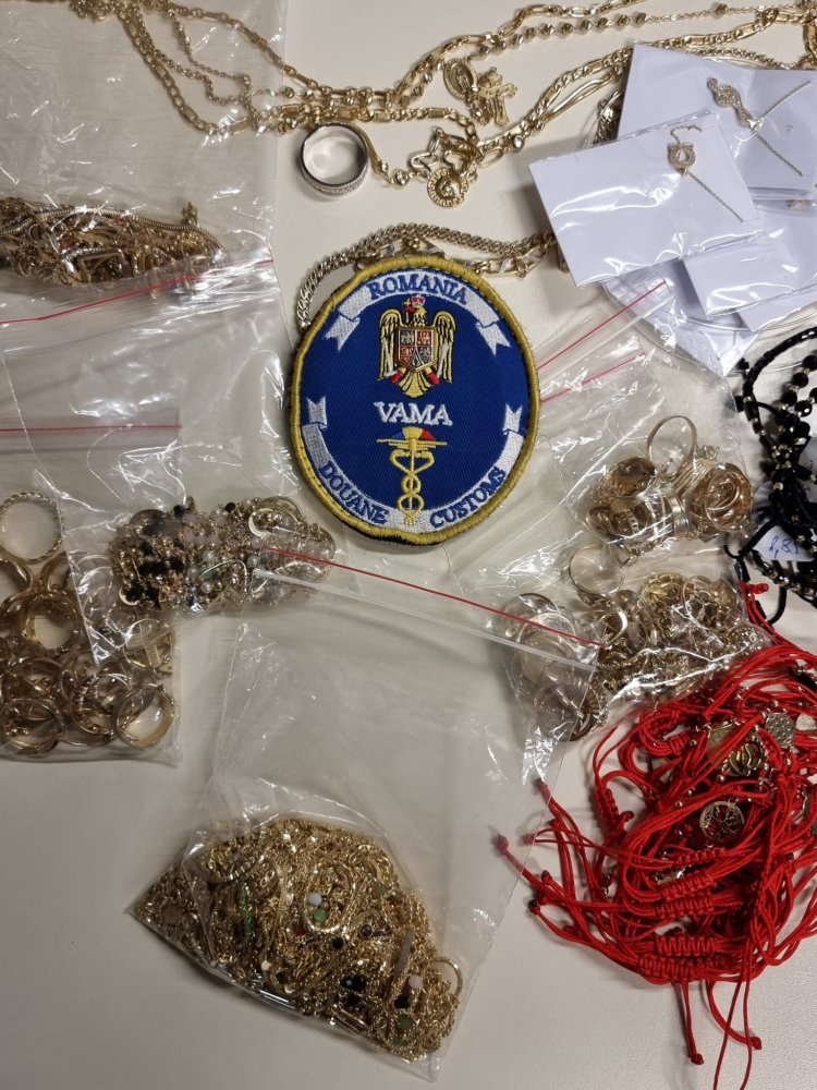 Bijuterii din metal galben, confiscate pe Aeroportul Otopeni - bijuteriidinmetalgalbenconfiscat-1673981817.jpg