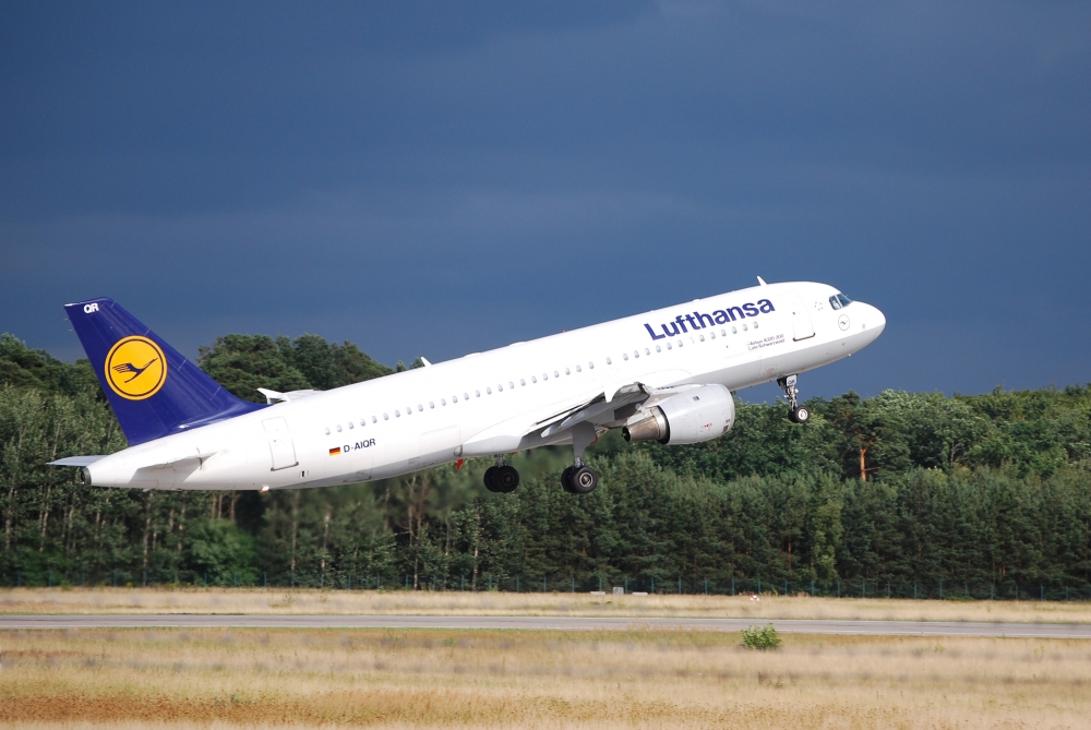 Un avion Lufthansa a aterizat de urgență în Rusia - billigfliegenlufthansa-1319582930.jpg