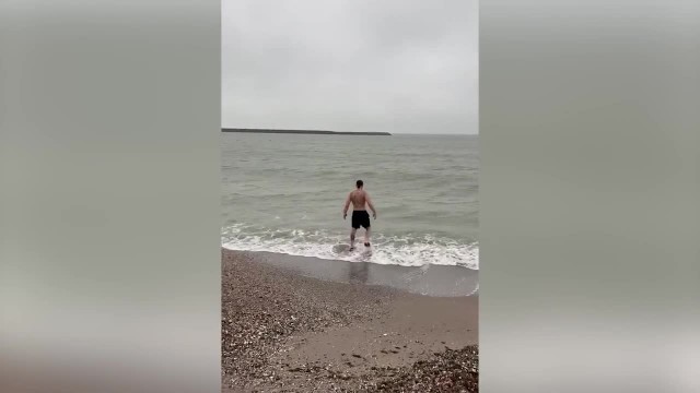 Un iubitor al mării a sfidat temperaturile scăzute şi a făcut baie chiar de Ziua Naţională a României - bin-1669916405.jpg