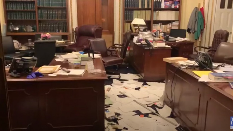 Dezastru în birourile din Capitoliu după ce forțele de ordine au evacuat protestatarii - birou-1610010781.jpg
