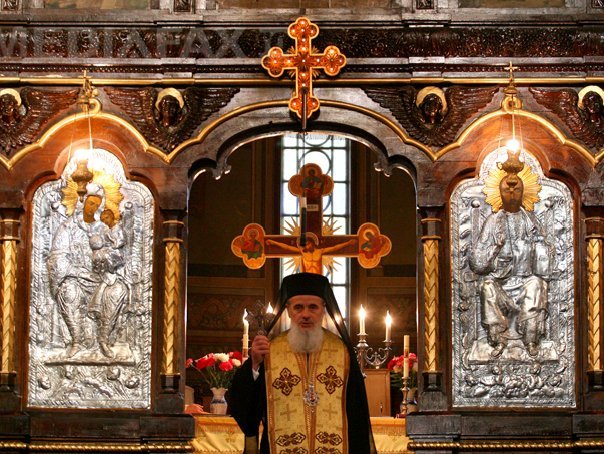 Biserica Română refuză orice asistență religioasă la incinerare - bisericaaltarmircearosca-1346406603.jpg