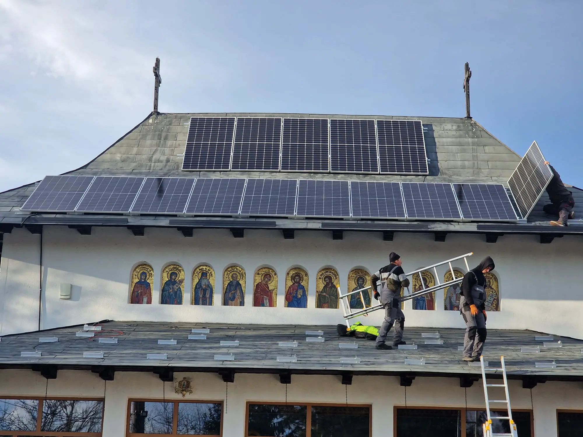 Ministerul Mediului: S-a lansat programul dedicat instalării panourilor fotovoltaice pentru biserici şi instituţii sociale - biserici-fotovoltaice-1709906513.jpg
