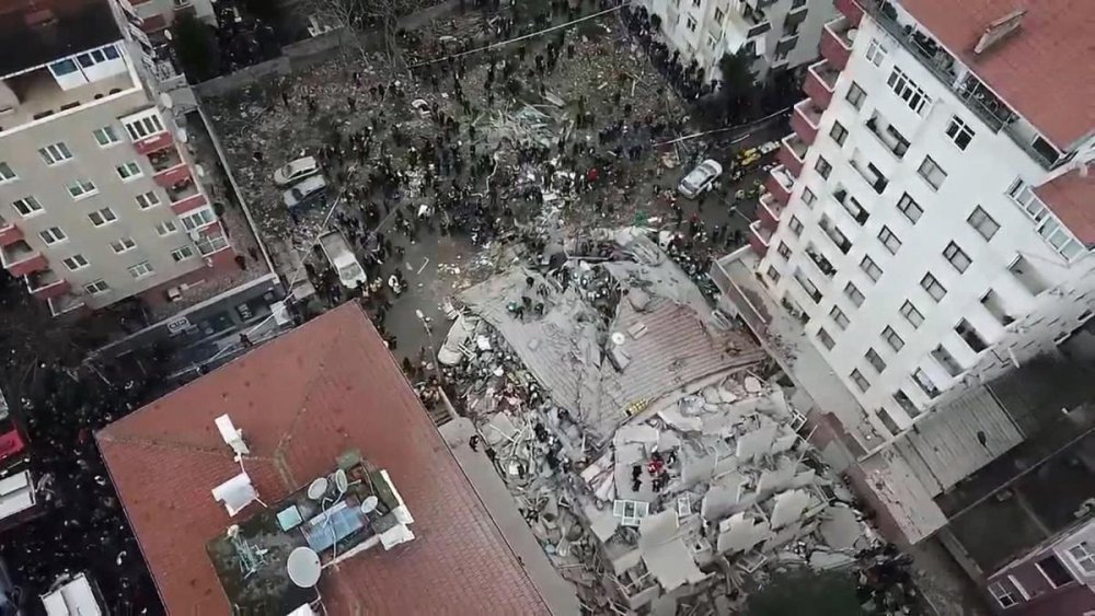 VIDEO / Bloc cu opt etaje, prăbușit în Istanbul. Zeci de persoane sunt prinse sub dărâmături - bloc-1549474901.jpg