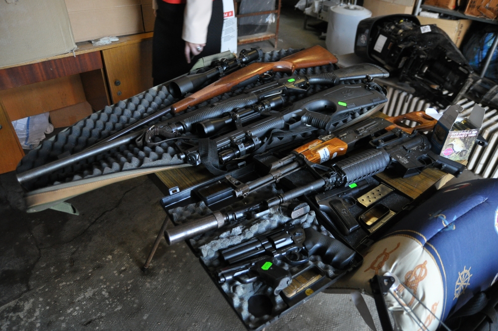 Zeci de arme și sute de muniții confiscate de polițiști - blocada-1438360109.jpg