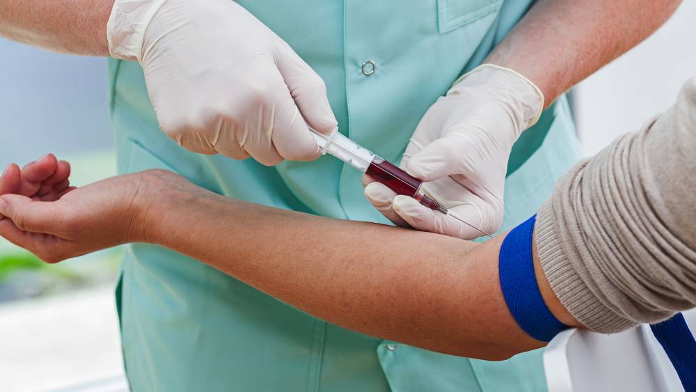 Cabinetul de testare HIV din Spitalul Județean își sistează programul - bloodtest1600x900-1439377933.jpg