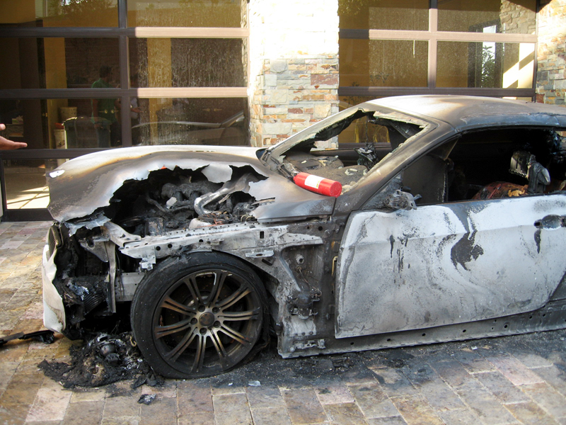 Accident rutier spectaculos în intersecția Tomis cu Soveja. BMW distrus de flăcări - bmwfoc-1451831867.jpg