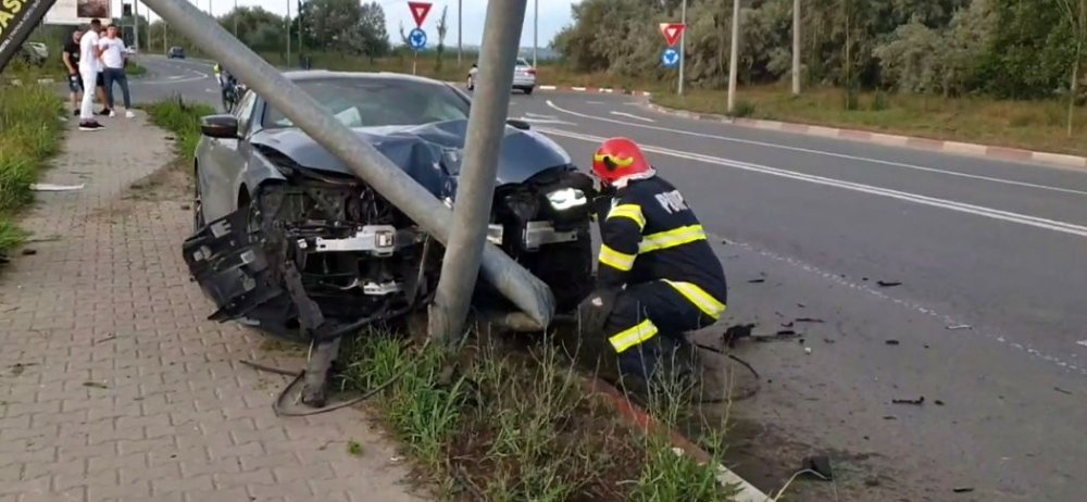 BMW de ultimă generație, lovit  de un stâlp, în Mamaia.  Ce a făcut șoferul fugar - bmwmamaia2-1592831765.jpg