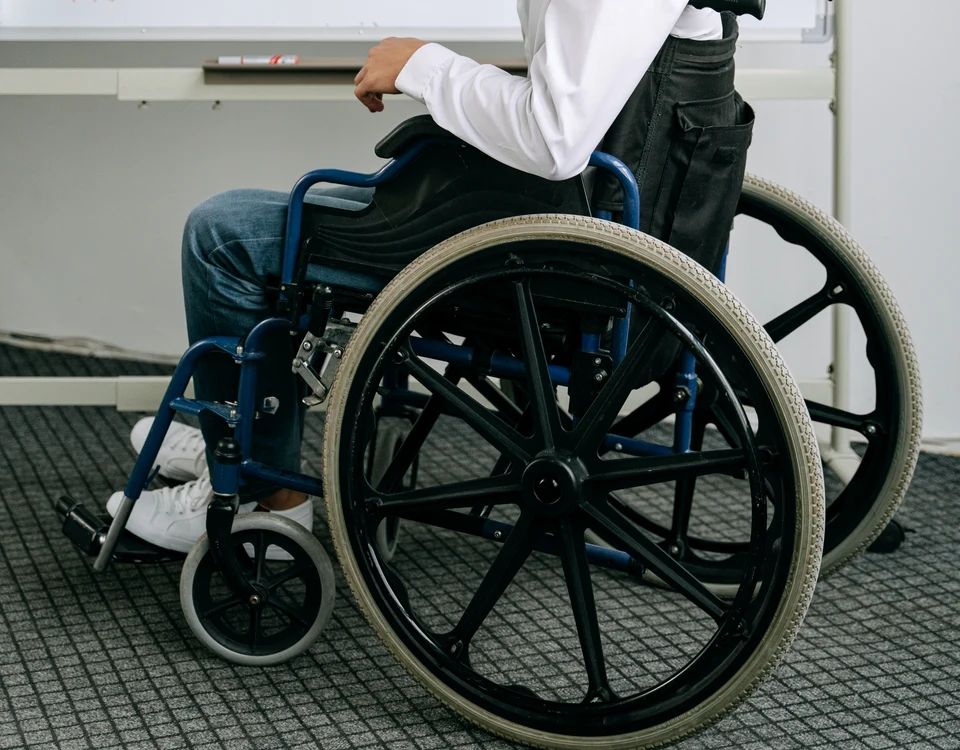 Tânăr cu handicap grav, umilit de Comisia de Evaluare: „Ar putea pune marfa pe raft la un magazin” - boala-1695744576.jpg
