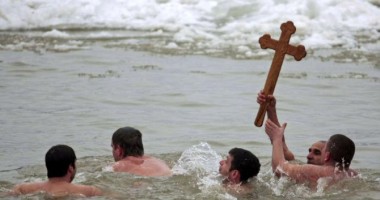 Un tânăr de 22 de ani a recuperat crucea din apele înghețate ale mării - boboteaza174810001357288765-1357471512.jpg