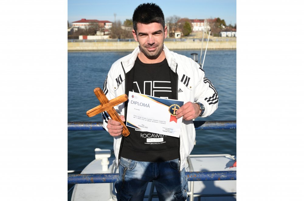 Tânărul Viorel Chiru a recuperat crucea aruncată în apă, la Medgidia - boboteazamedgidia33-1609958141.jpg