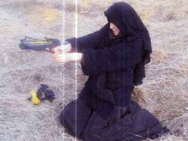 Femeia care apare în ultima înregistrare în care SI amenință Franța ar fi Hayat Boumeddiene - boumeddiene1-1423132125.jpg