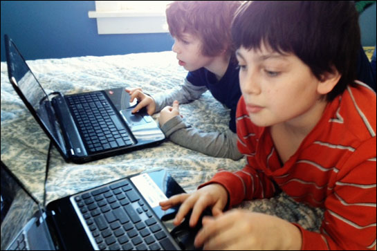 ALERTĂ PRINTRE PĂRINȚI, în privința jucăriilor conectate la Internet - boysplayingtogethercomputerblogs-1500361590.jpg