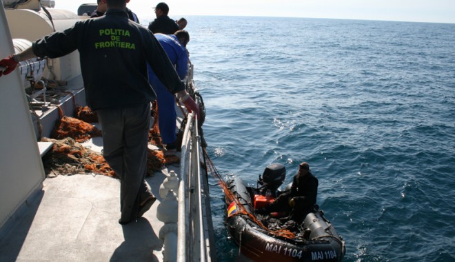 Plase de pescuit și sute de kilograme de pește, confiscate de Garda de Coastă - braconaj213076529191360065714-1360229975.jpg