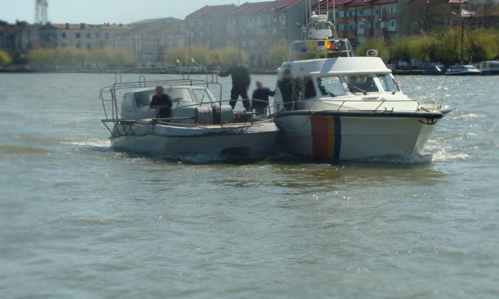 Ambarcațiune ucraineană, prinsă de Garda de Coastă în timp ce bracona în Marea Neagră - braconat-1492508633.jpg