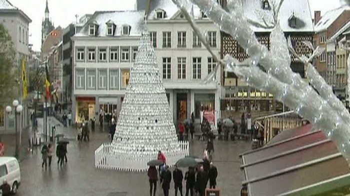 Cel mai ciudat brad de Crăciun din lume. Vezi cu ce au ales belgienii să-l împodobească - brad-1354954505.jpg